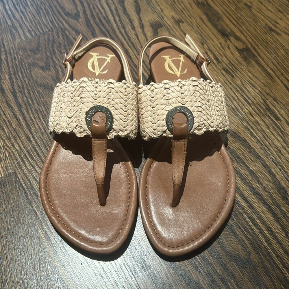 Women’s flat leather sandal from VC Signature. Tan. Size 7.